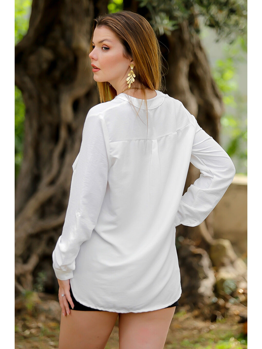 Beyaz Hakim Yaka Düğmeli Uzun Kollu Cepli Arkası Uzun Dokuma Casual Gömlek-7