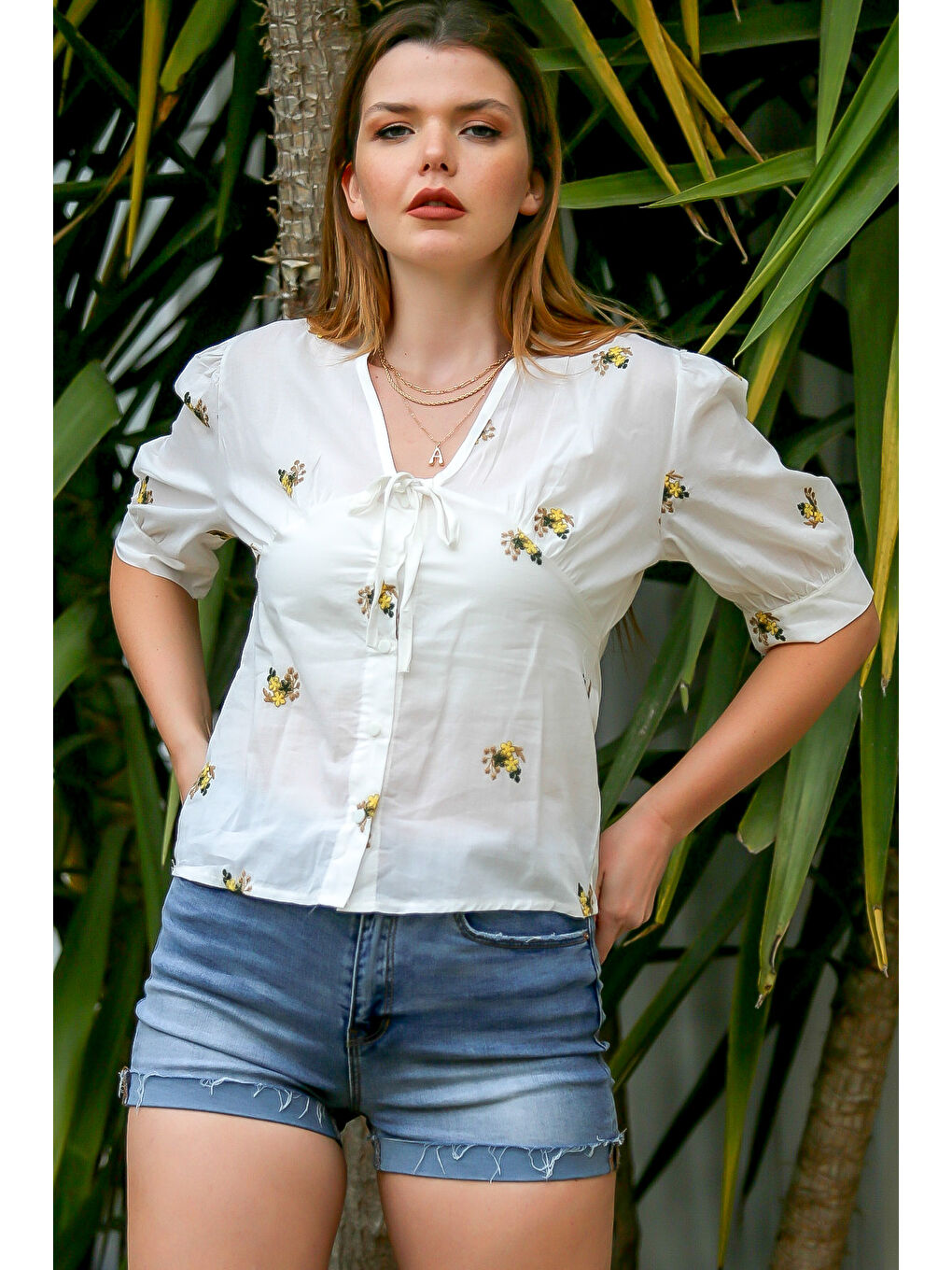 Beyaz V Yaka Kısa Kol Düğmeli Nakışlı Dokuma Casual Bluz