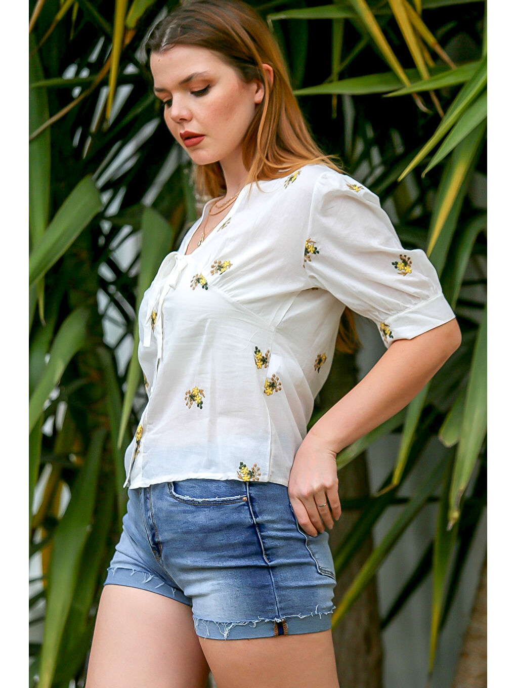 Beyaz V Yaka Kısa Kol Düğmeli Nakışlı Dokuma Casual Bluz-1