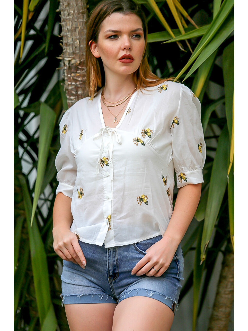 Beyaz V Yaka Kısa Kol Düğmeli Nakışlı Dokuma Casual Bluz-2