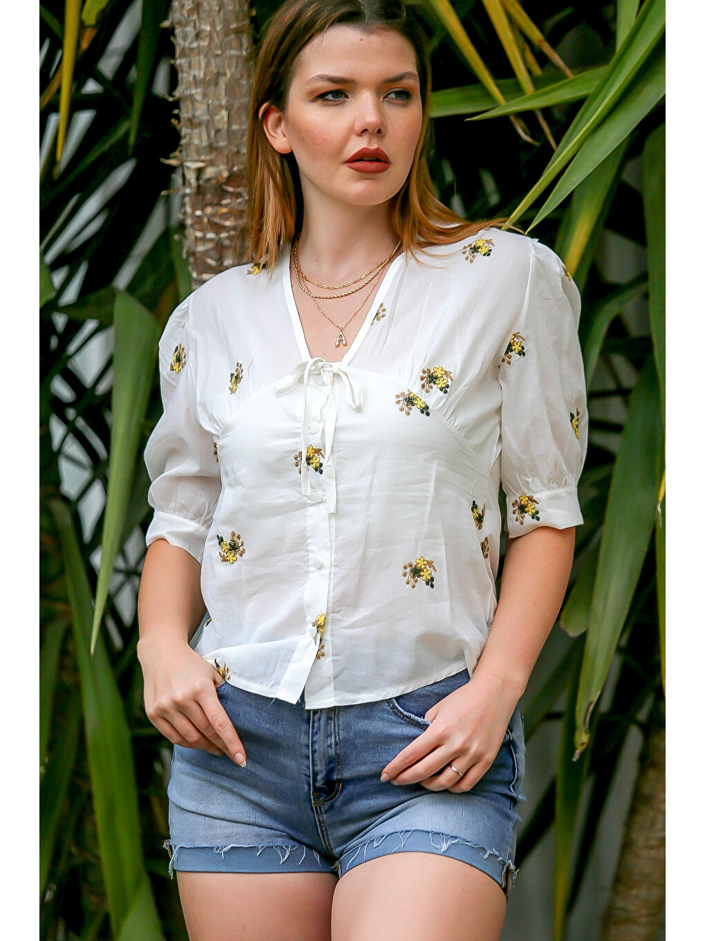 Beyaz V Yaka Kısa Kol Düğmeli Nakışlı Dokuma Casual Bluz-3