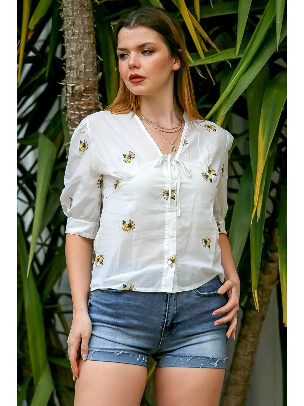 Beyaz V Yaka Kısa Kol Düğmeli Nakışlı Dokuma Casual Bluz-4