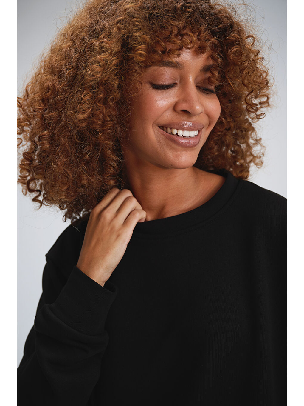 Kadın Timeless Oversize Siyah Sweatshirt-2