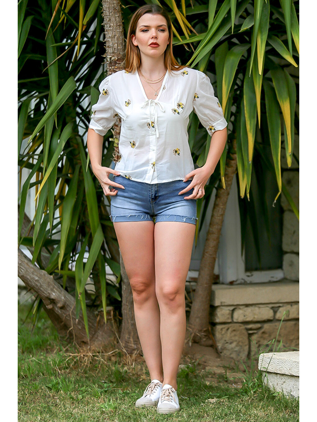 Beyaz V Yaka Kısa Kol Düğmeli Nakışlı Dokuma Casual Bluz-6