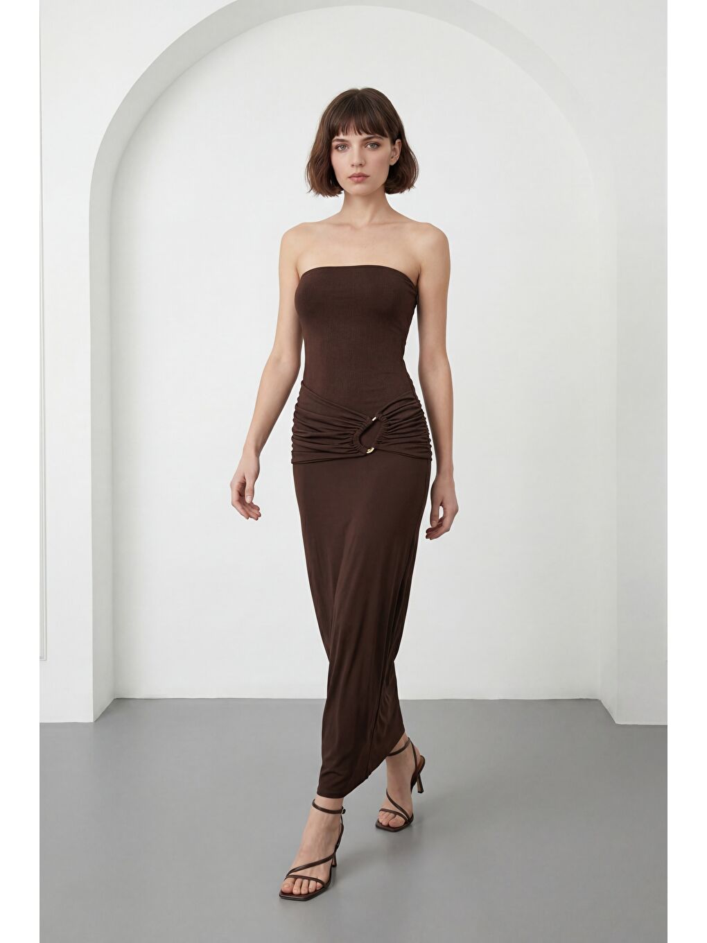 Kadın Kahverengi Straplez Yaka Aksesuar Detay Maxi Davet Elbisesi