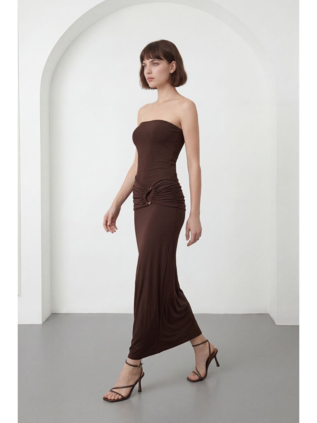Kadın Kahverengi Straplez Yaka Aksesuar Detay Maxi Davet Elbisesi-1