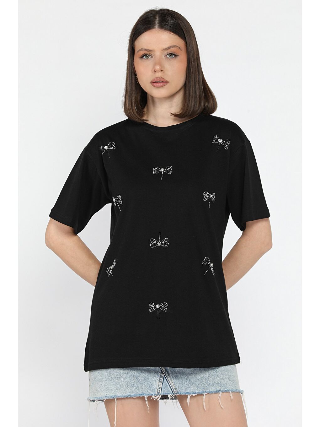 Siyah Fiyonk Taşlı Bisiklet Yaka Kadın Tişört-1