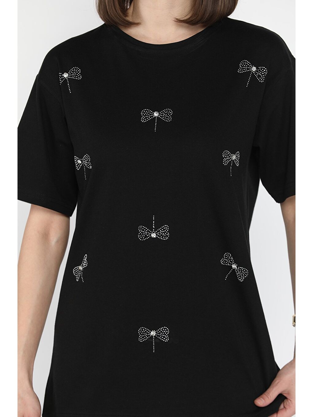 Siyah Fiyonk Taşlı Bisiklet Yaka Kadın Tişört-3