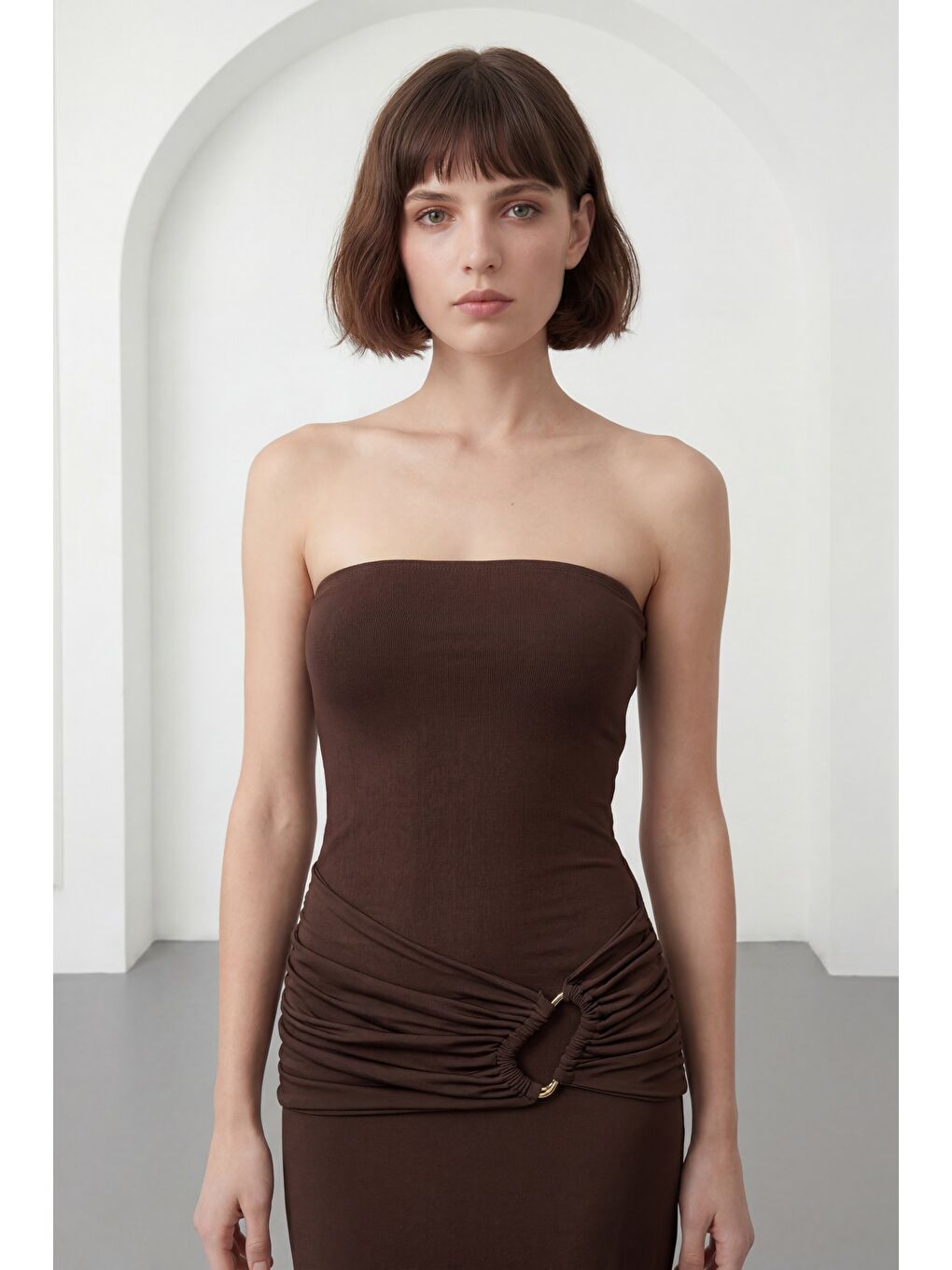 Kadın Kahverengi Straplez Yaka Aksesuar Detay Maxi Davet Elbisesi-2