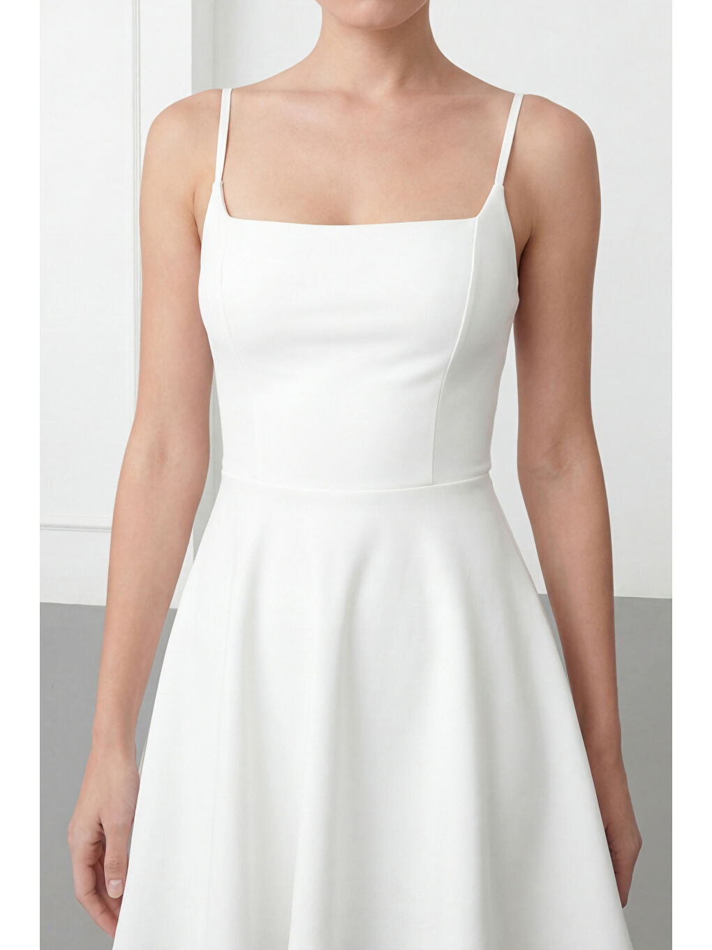 Kadın Beyaz İnce Askılı Mini Mezuniyet Elbisesi-3