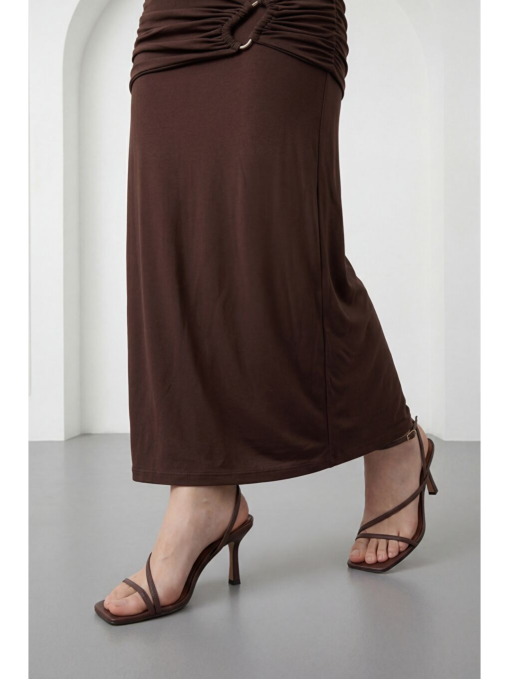 Kadın Kahverengi Straplez Yaka Aksesuar Detay Maxi Davet Elbisesi-3