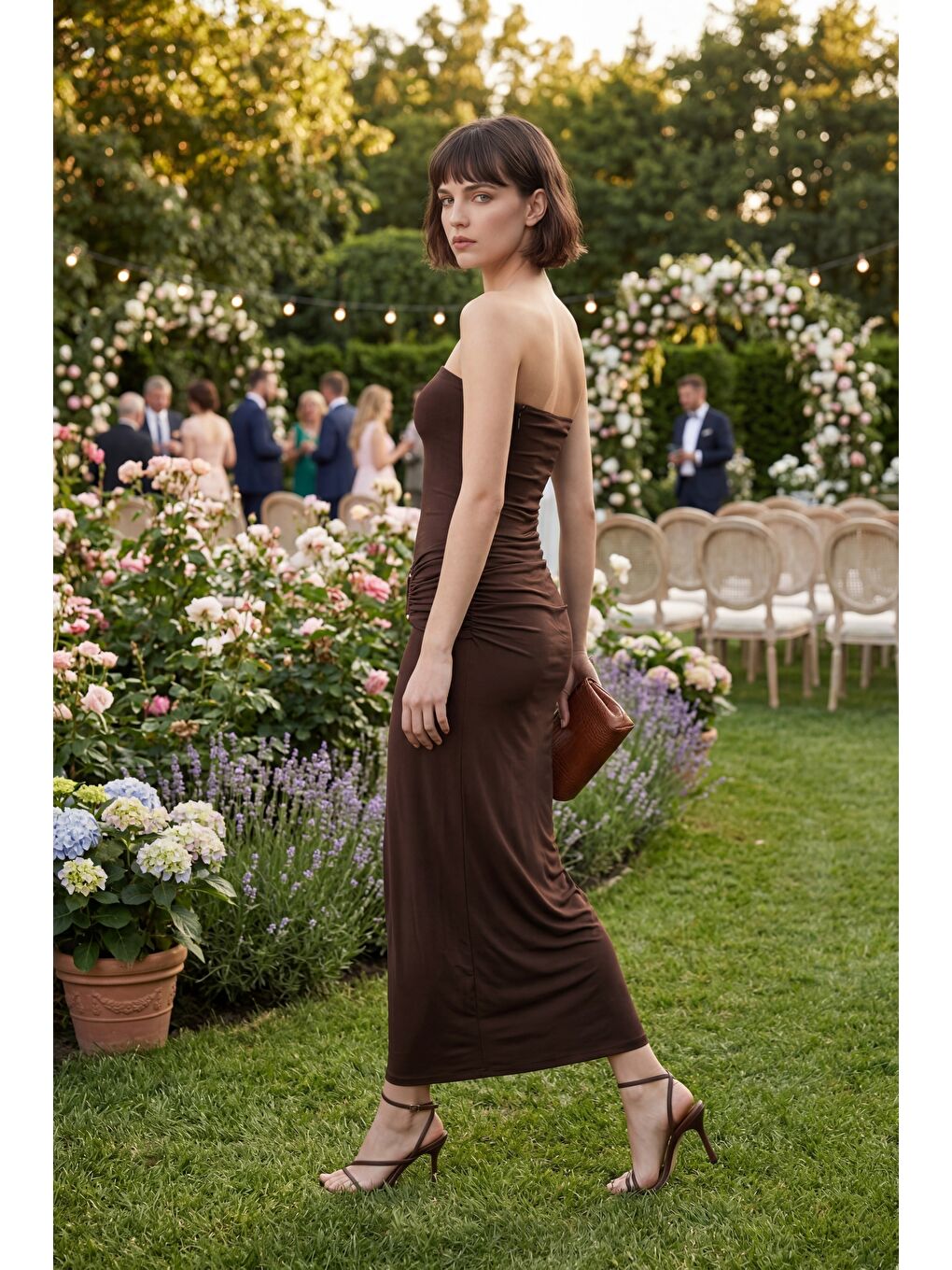 Kadın Kahverengi Straplez Yaka Aksesuar Detay Maxi Davet Elbisesi-4