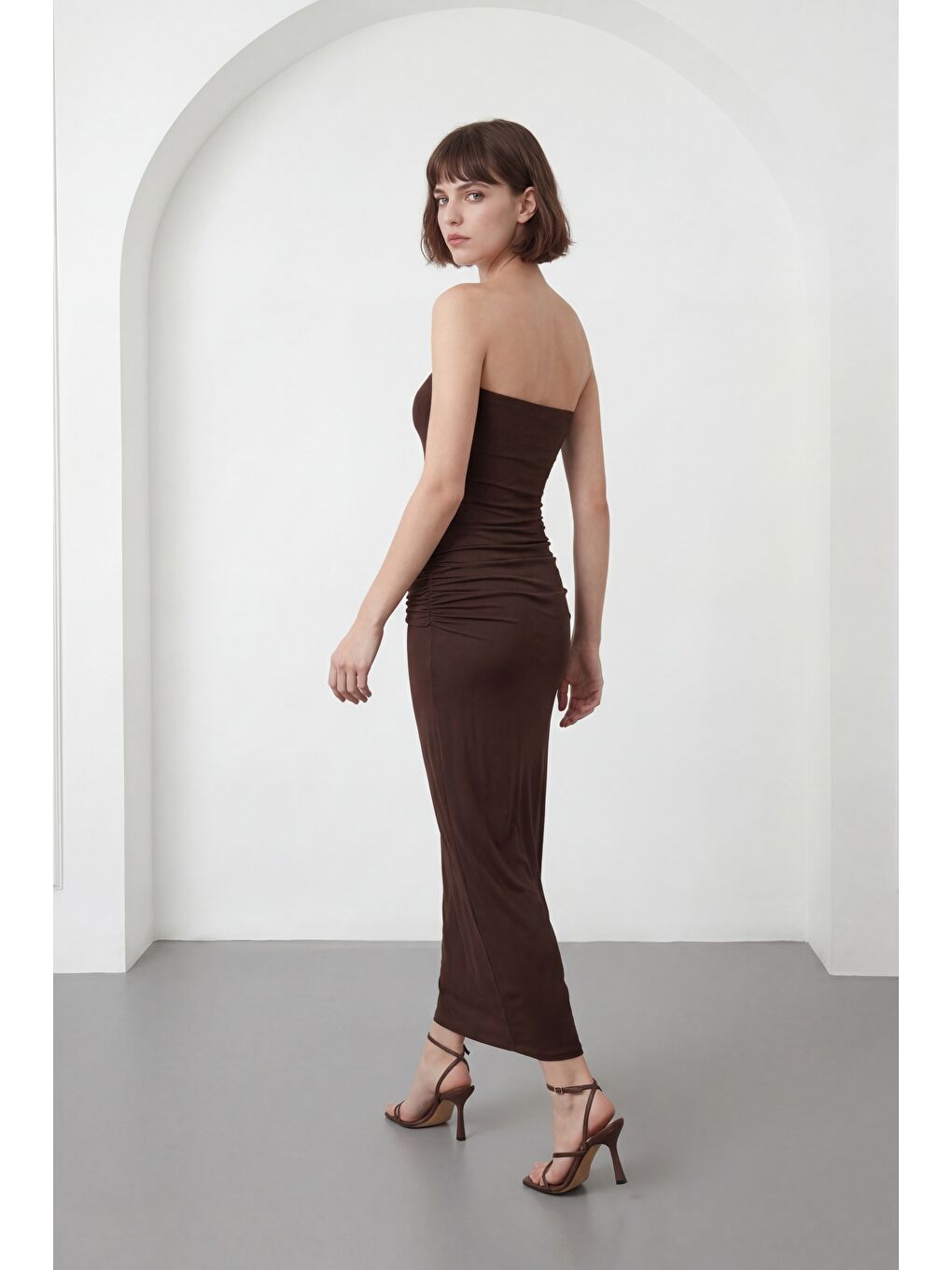 Kadın Kahverengi Straplez Yaka Aksesuar Detay Maxi Davet Elbisesi-5