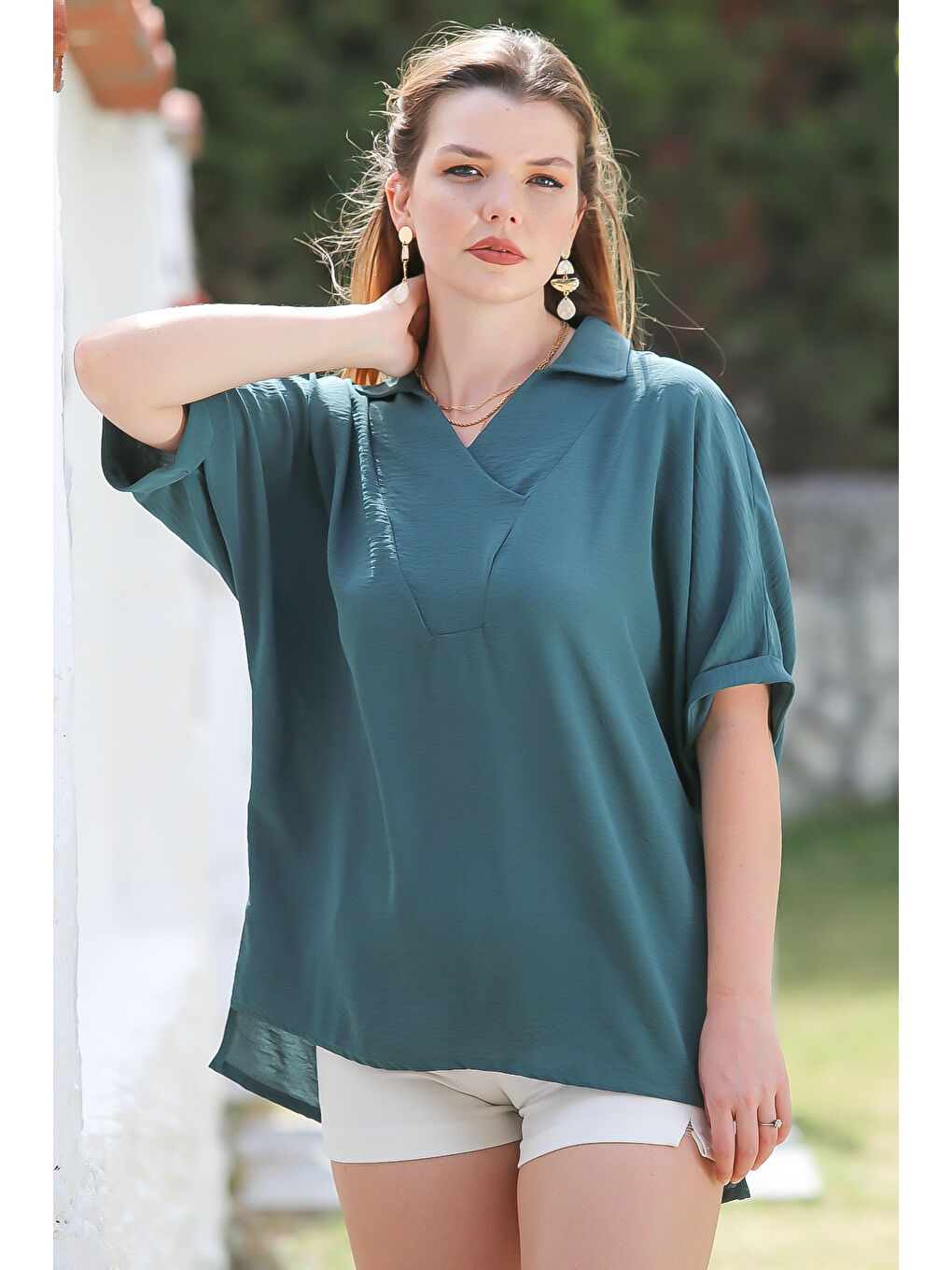 Petrol Yeşili Gömlek Yaka Kısa Kol Arkası Uzun Dokuma Casual Bluz