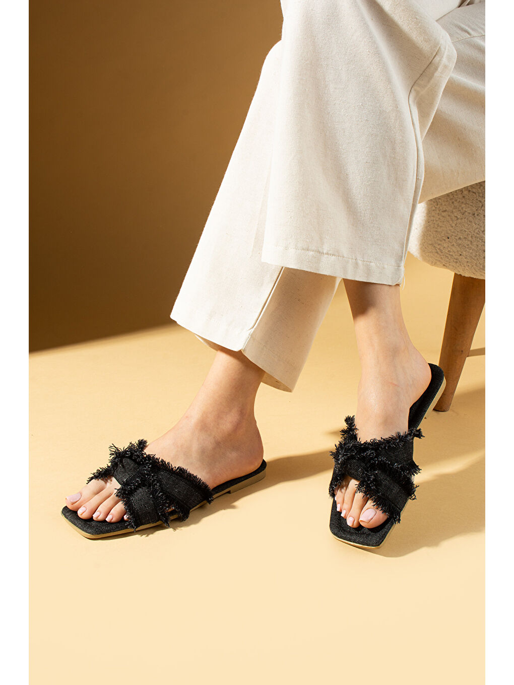 Siyah Püsküllü Kumaş Çapraz Bantlı Rahat Taban Kadın Terlik 001-1111-25-1