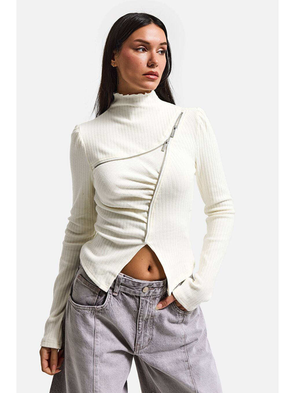 Kadın Beyaz w5 Asimetrik Kesim Fermuar Detaylı Özel Tasarım Crop Top