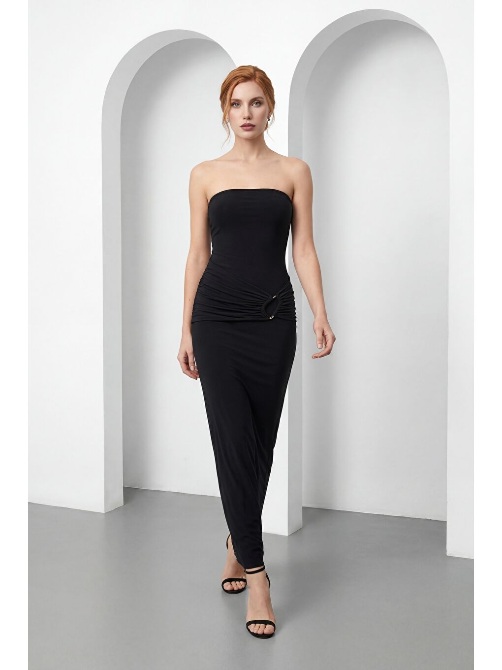 Kadın Siyah Straplez Yaka Aksesuar Detay Maxi Davet Elbisesi-1