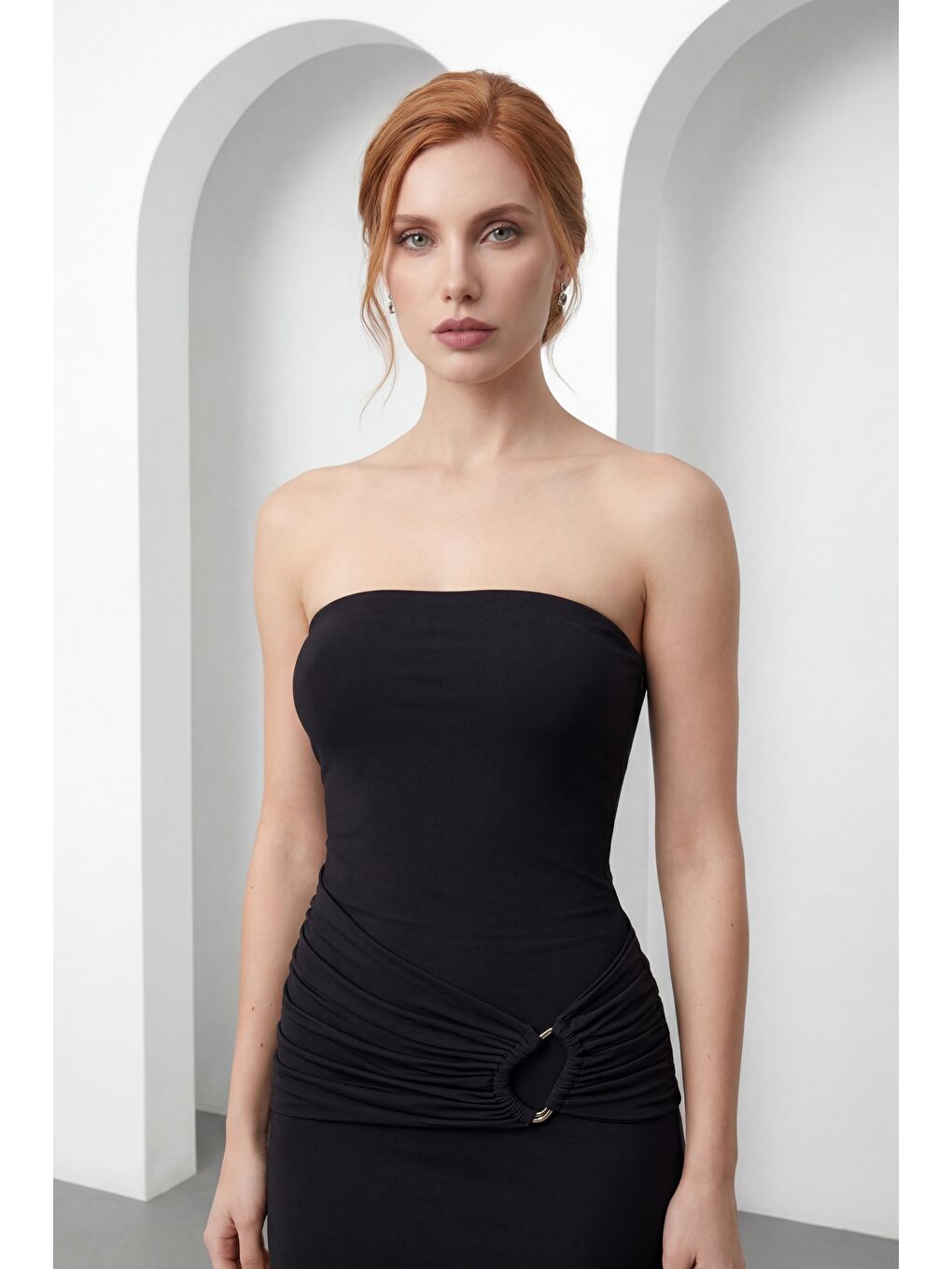 Kadın Siyah Straplez Yaka Aksesuar Detay Maxi Davet Elbisesi-2