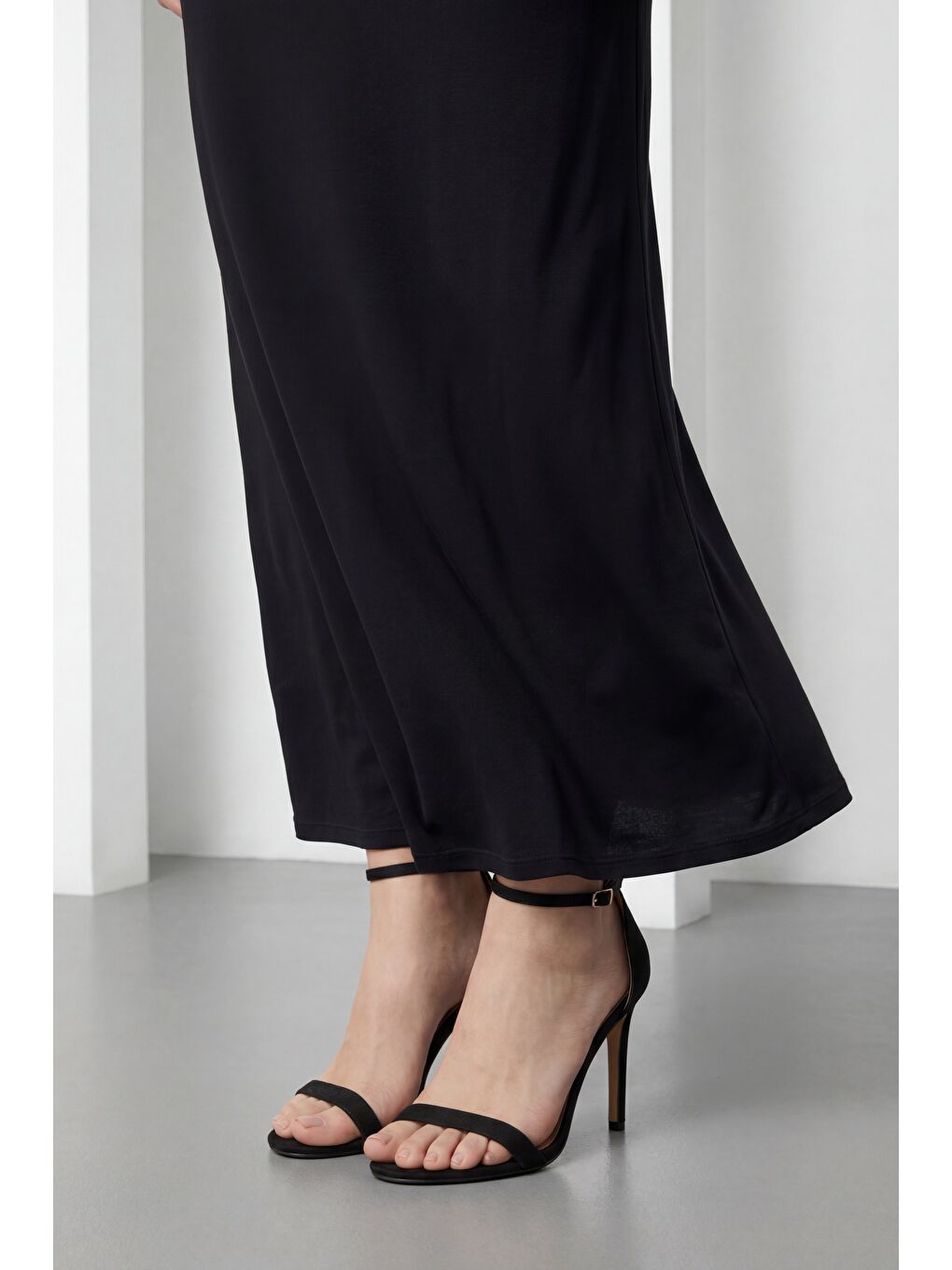 Kadın Siyah Straplez Yaka Aksesuar Detay Maxi Davet Elbisesi-3