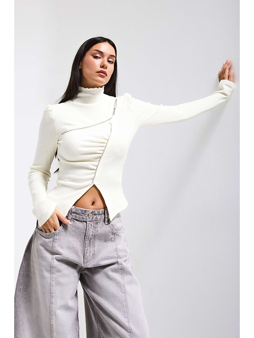 Kadın Beyaz w5 Asimetrik Kesim Fermuar Detaylı Özel Tasarım Crop Top-4