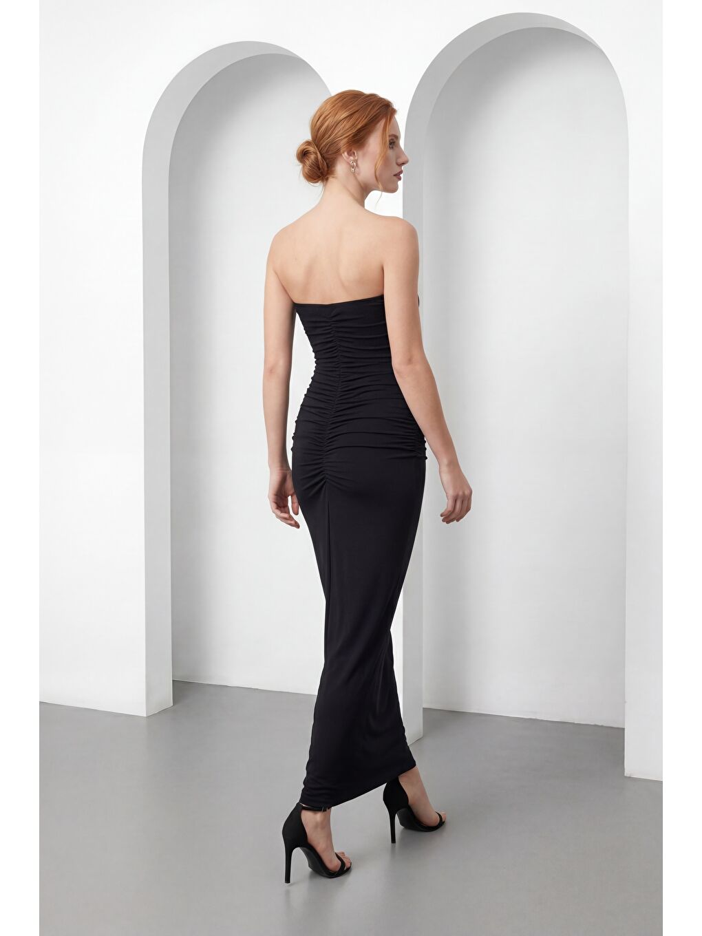 Kadın Siyah Straplez Yaka Aksesuar Detay Maxi Davet Elbisesi-5