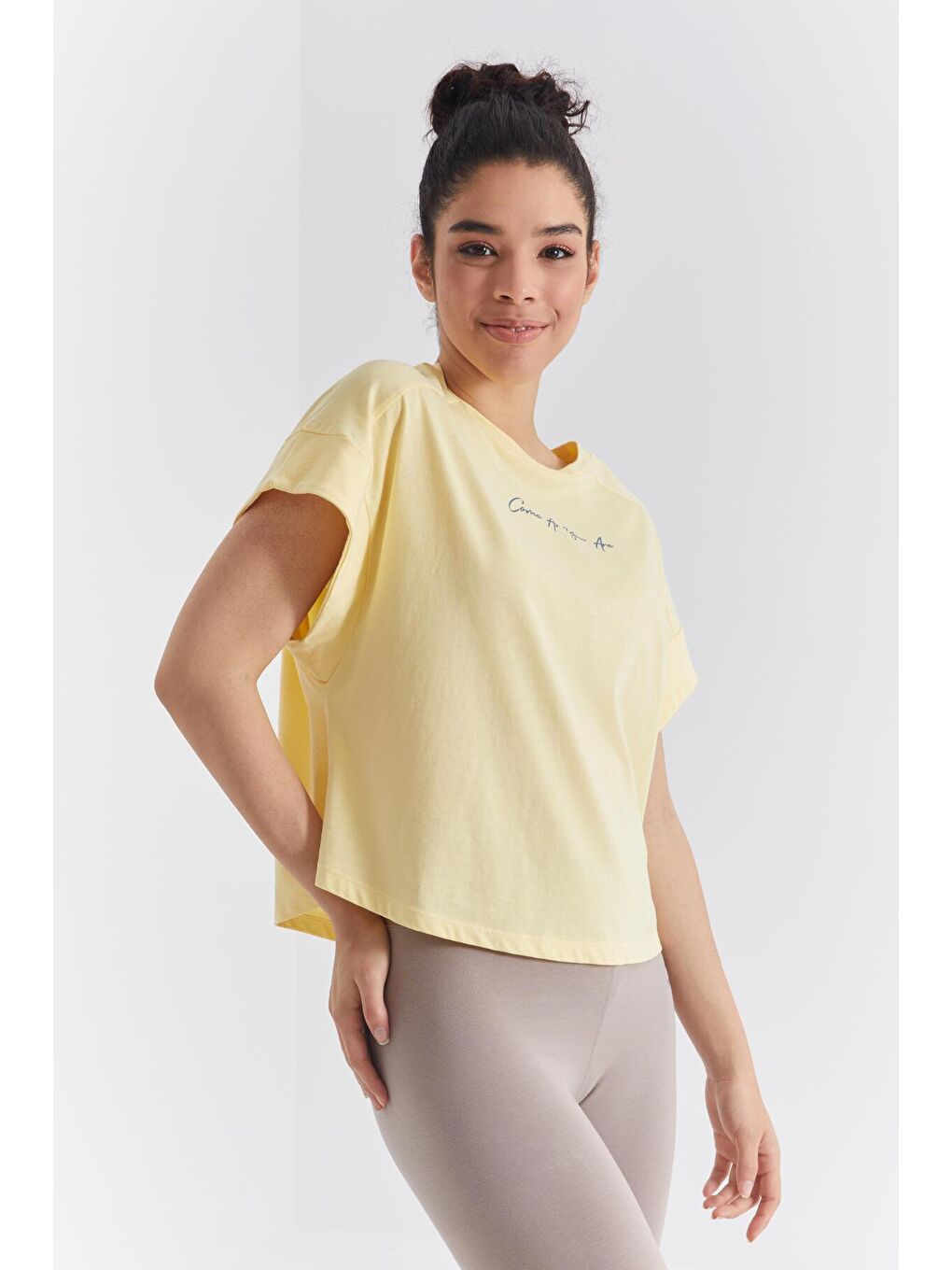 Sarı Minimal Yazı Baskılı O Yaka Oversize Kadın Tişört  - 97219