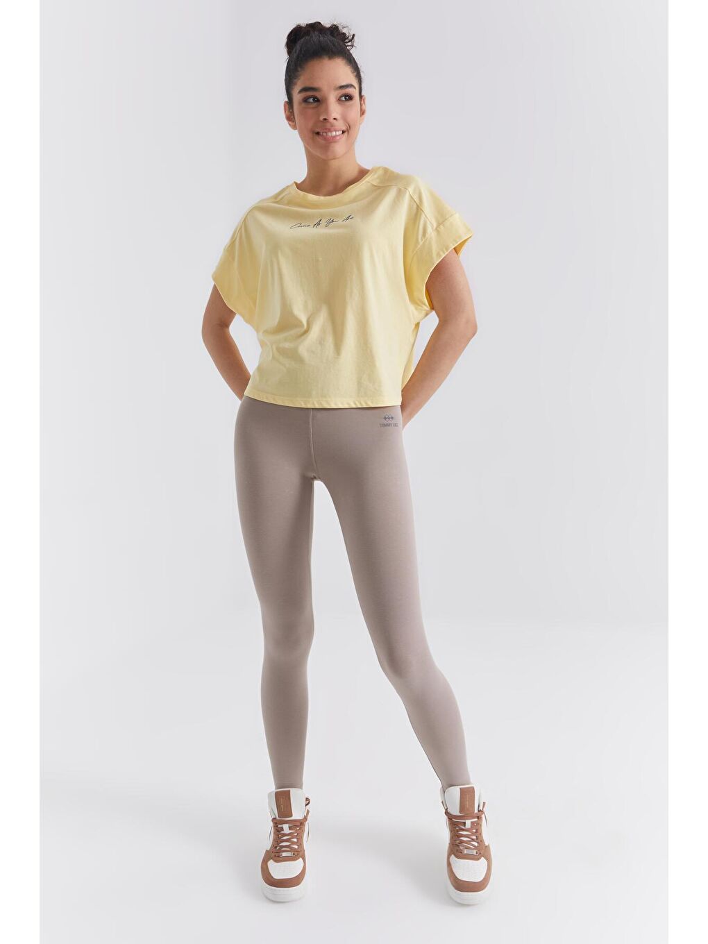 Sarı Minimal Yazı Baskılı O Yaka Oversize Kadın Tişört  - 97219-1