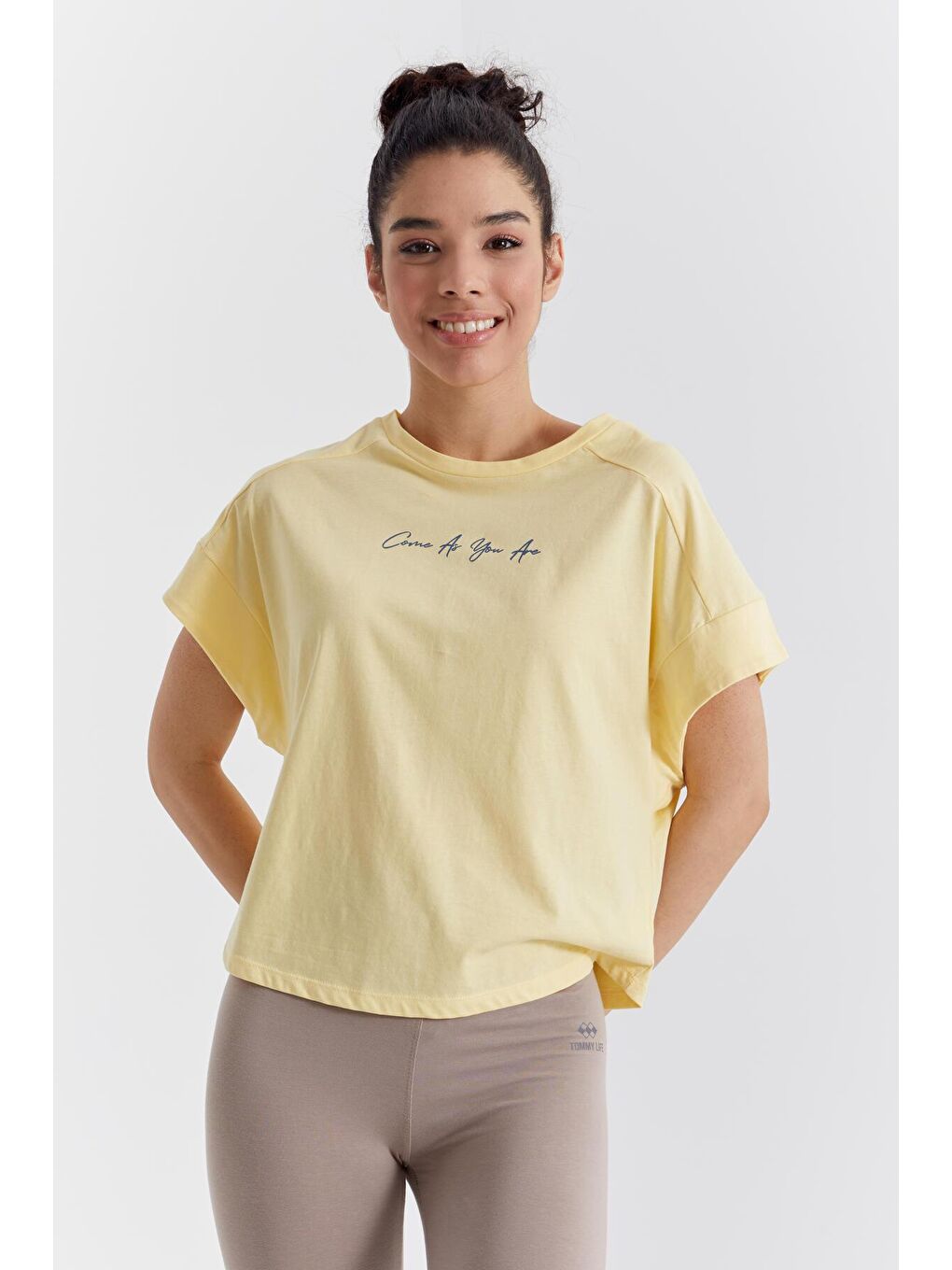 Sarı Minimal Yazı Baskılı O Yaka Oversize Kadın Tişört  - 97219-2