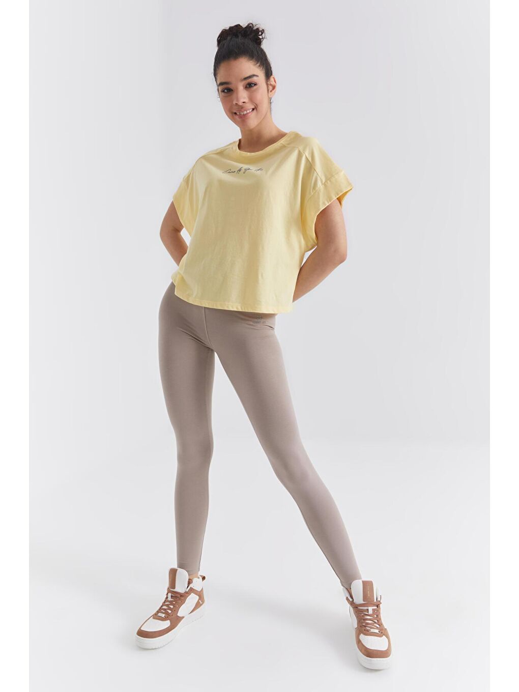 Sarı Minimal Yazı Baskılı O Yaka Oversize Kadın Tişört  - 97219-3