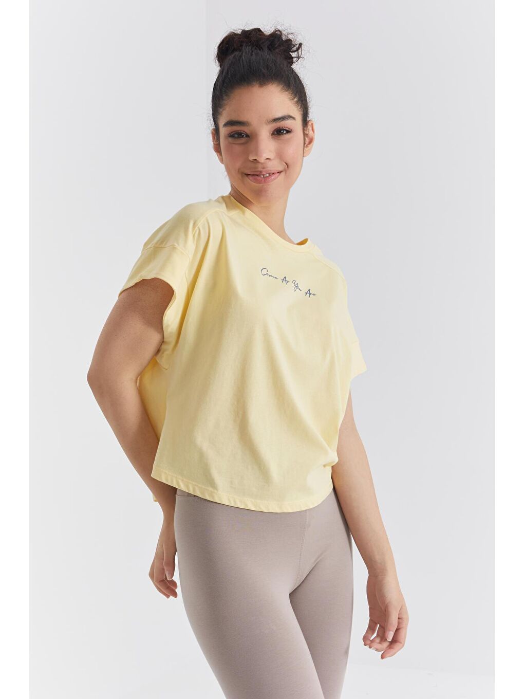 Sarı Minimal Yazı Baskılı O Yaka Oversize Kadın Tişört  - 97219-4