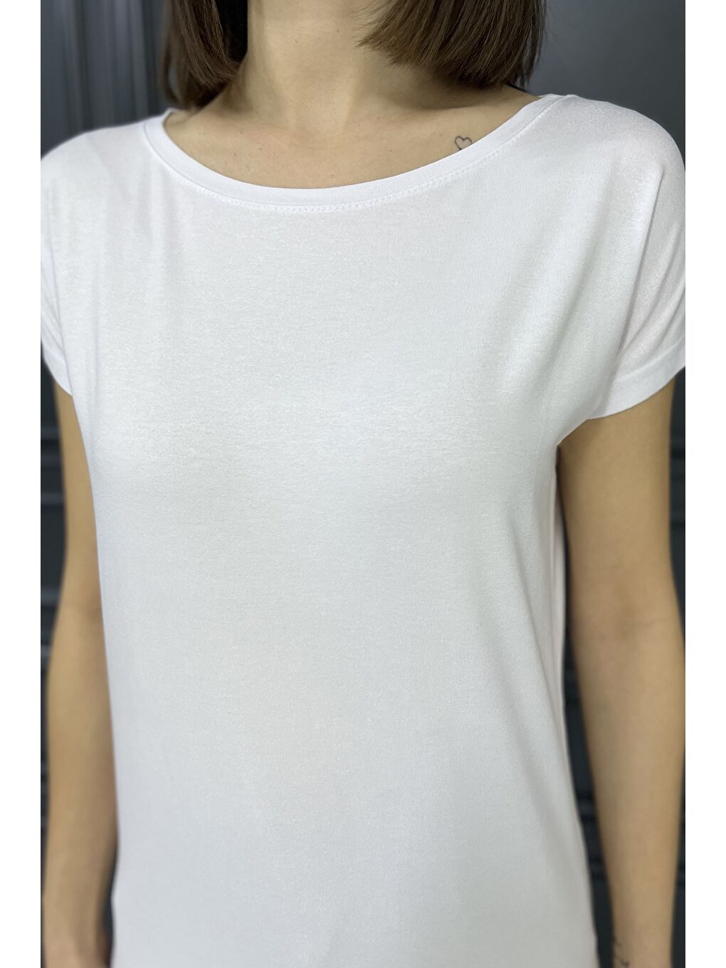 Beyaz Kadın Bisiklet Yaka Tişört-2