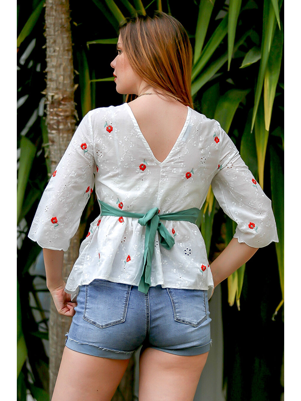 Beyaz V Yaka 3/4 Kol Nakışlı Fistolu Dokuma Kemerli Casual Bluz-1