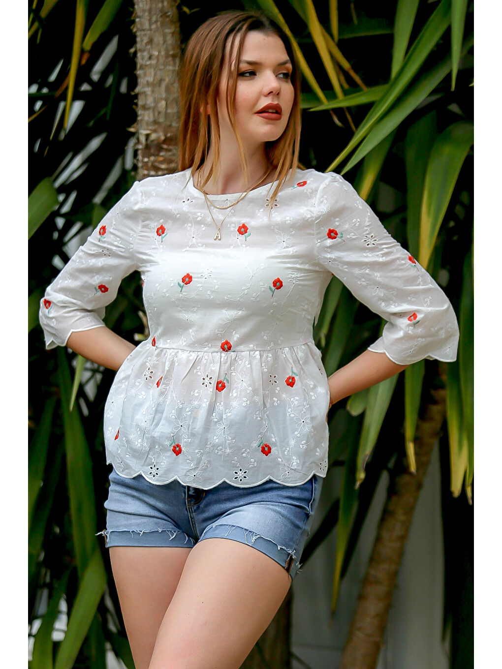 Beyaz V Yaka 3/4 Kol Nakışlı Fistolu Dokuma Kemerli Casual Bluz-2