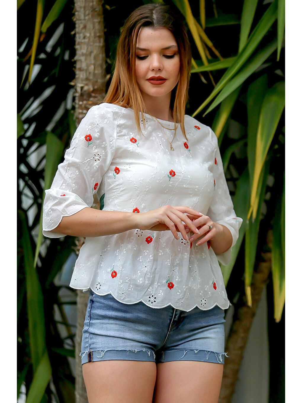 Beyaz V Yaka 3/4 Kol Nakışlı Fistolu Dokuma Kemerli Casual Bluz-6