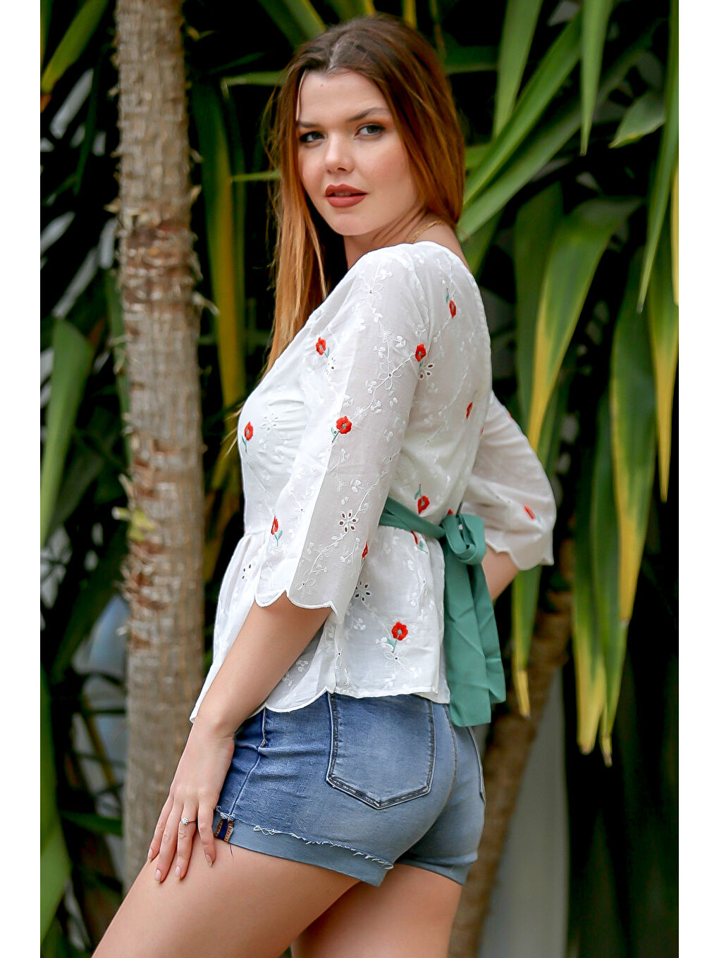 Beyaz V Yaka 3/4 Kol Nakışlı Fistolu Dokuma Kemerli Casual Bluz-7