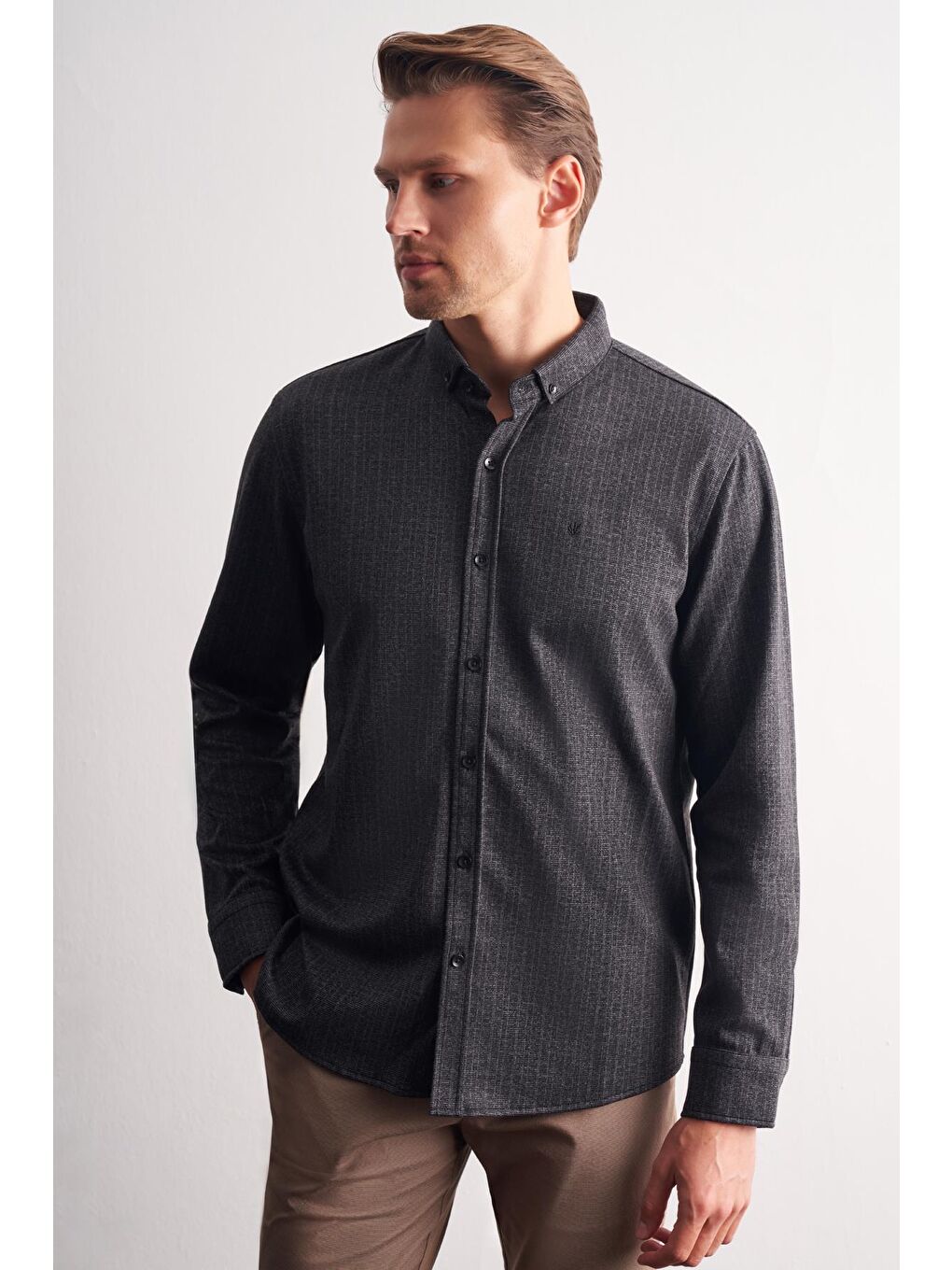 Siyah Smart Düğmeli Yaka Uzun Kol Cepsiz Slim Fit Casual Gömlek 1004255172