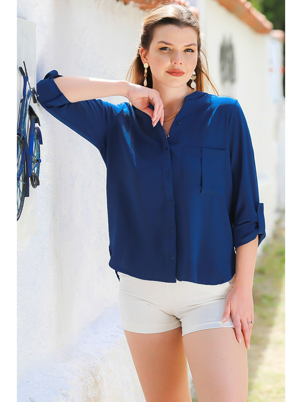 Koyu Mavi Hakim Yaka Düğmeli Uzun Kollu Cepli Arkası Uzun Dokuma Casual Gömlek