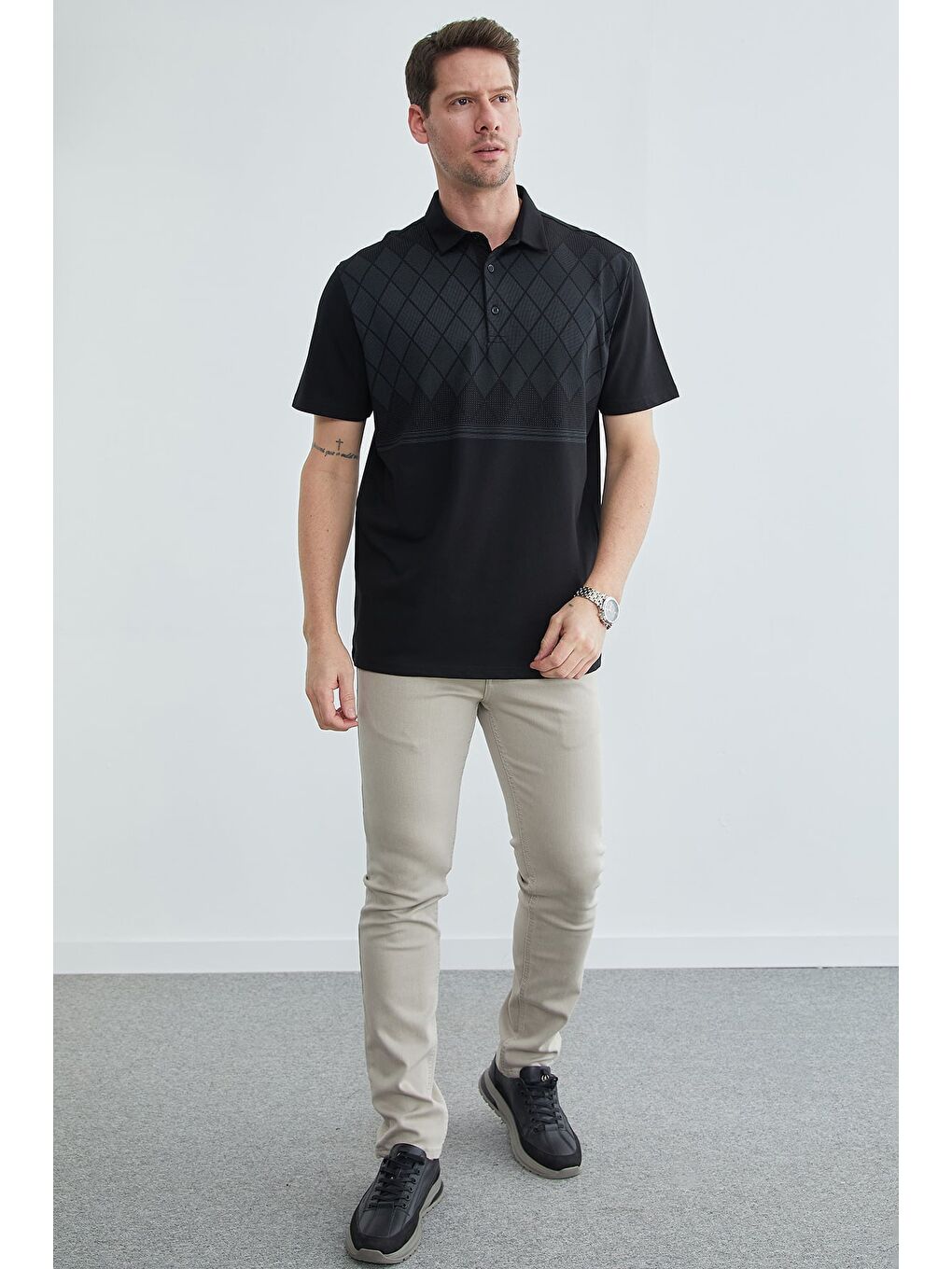 Siyah Baklava Desenli Polo Yaka Tişört-2