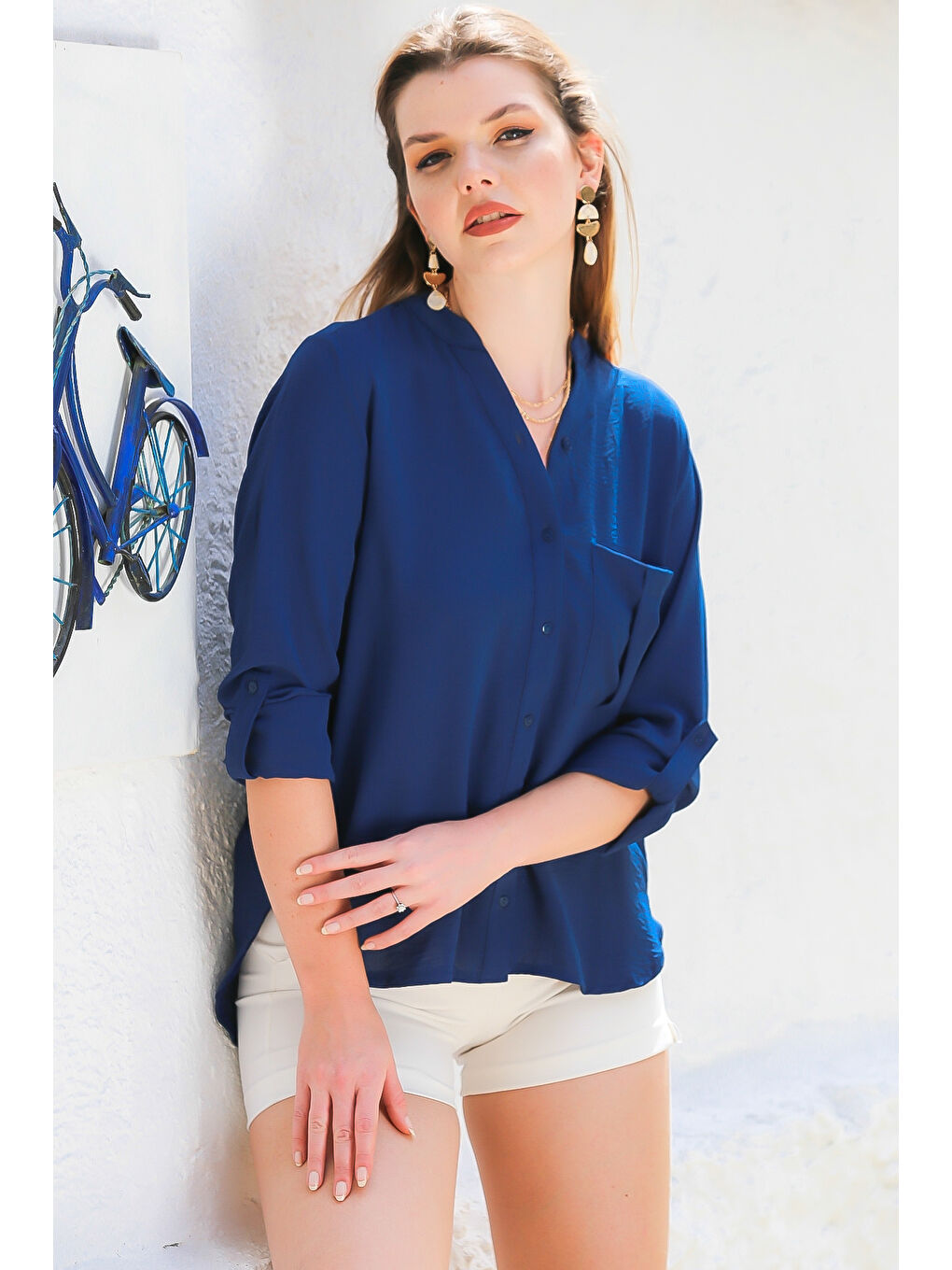 Koyu Mavi Hakim Yaka Düğmeli Uzun Kollu Cepli Arkası Uzun Dokuma Casual Gömlek-1