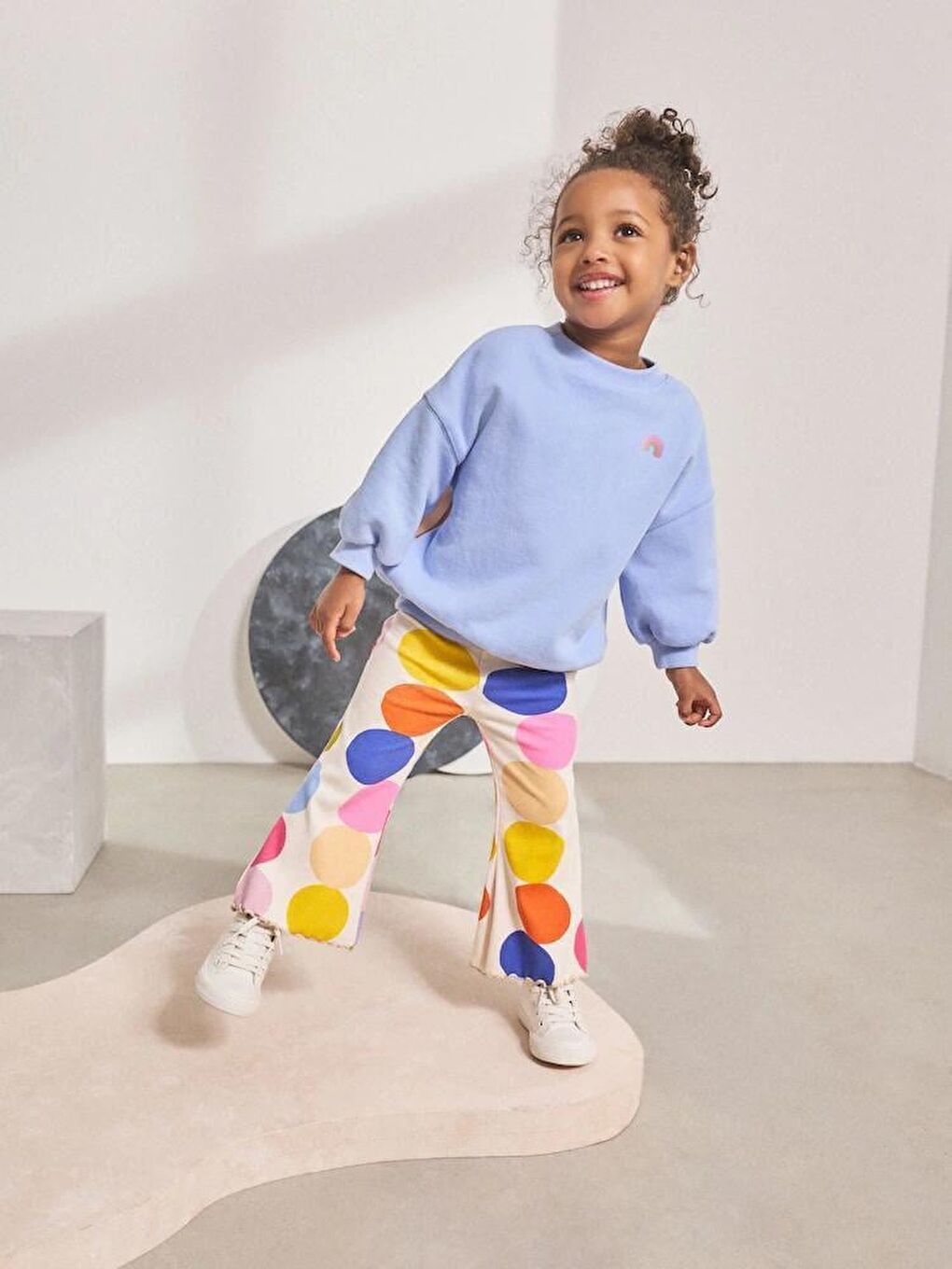 Karışık Kız Çocuk Pamuklu Mavi Sweatshirt Ve Renkli Puantiyeli Flare Pantolon Takım - Enerjik Stil