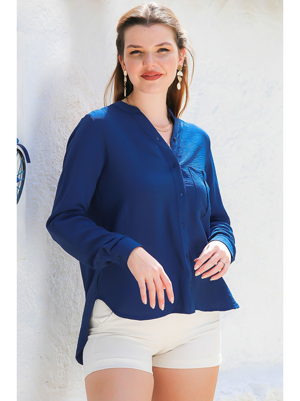 Koyu Mavi Hakim Yaka Düğmeli Uzun Kollu Cepli Arkası Uzun Dokuma Casual Gömlek-2