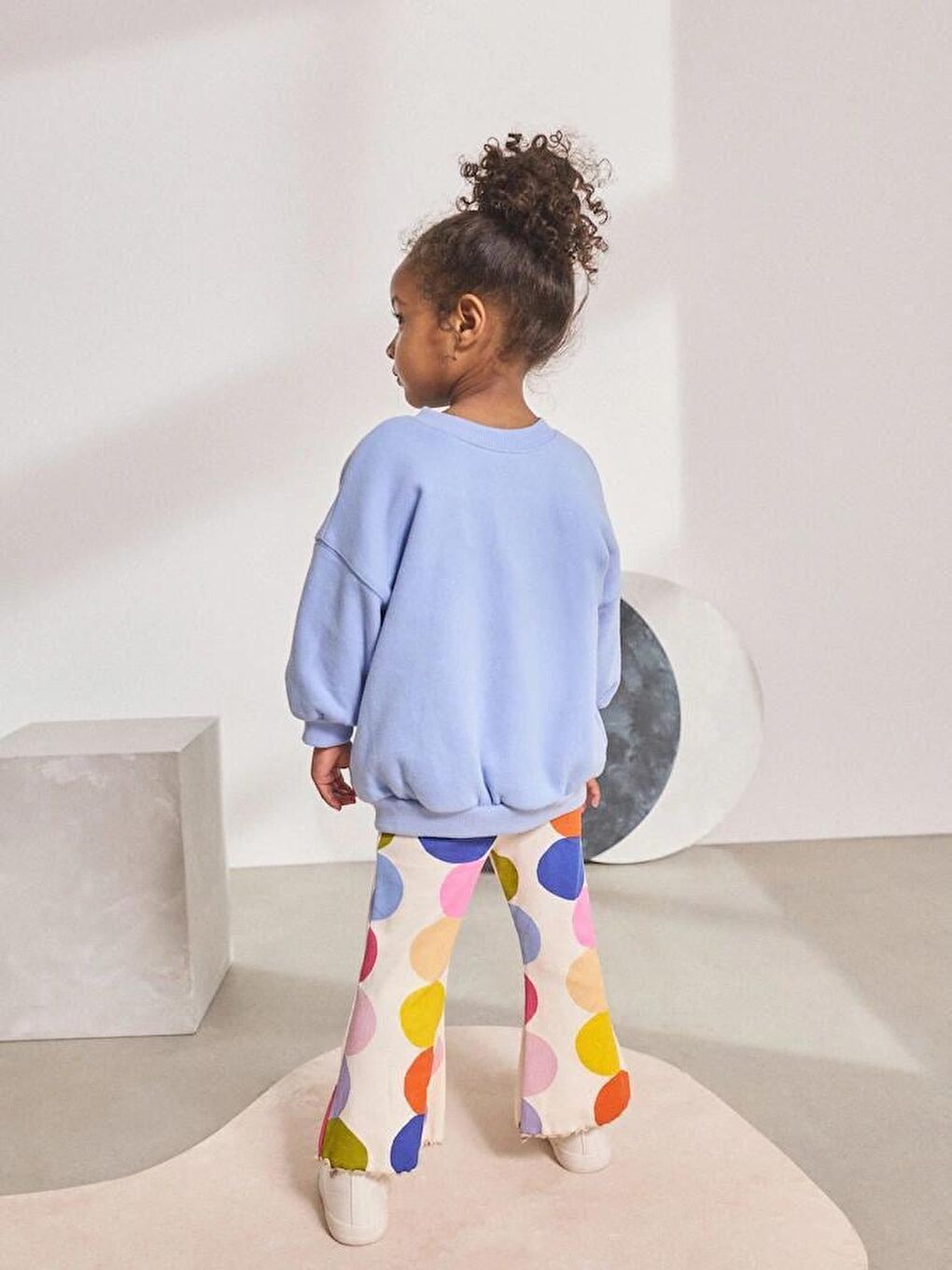 Karışık Kız Çocuk Pamuklu Mavi Sweatshirt Ve Renkli Puantiyeli Flare Pantolon Takım - Enerjik Stil-2
