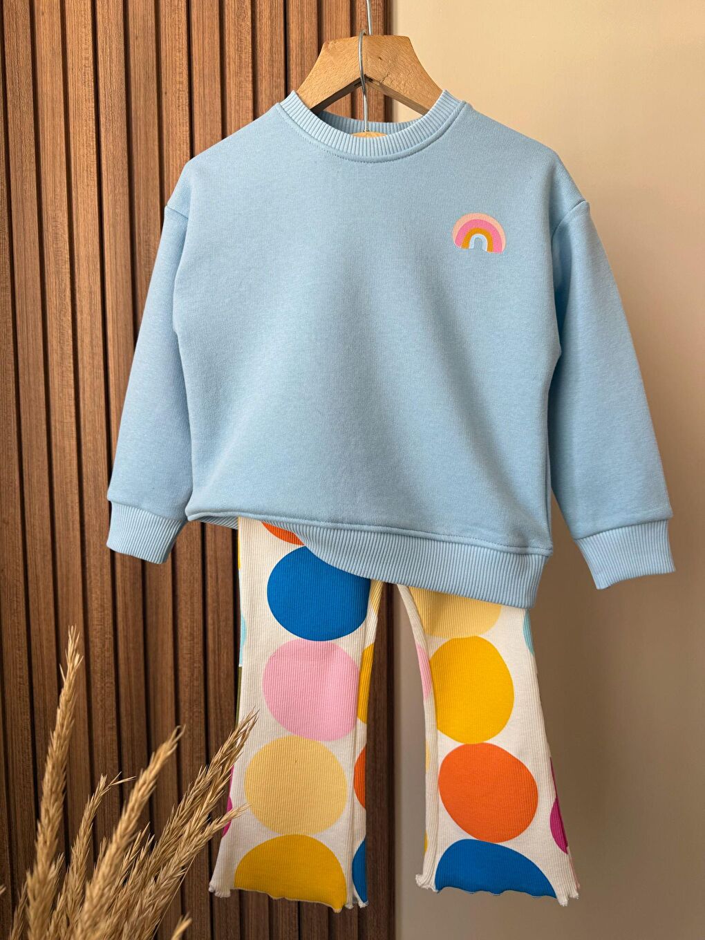 Karışık Kız Çocuk Pamuklu Mavi Sweatshirt Ve Renkli Puantiyeli Flare Pantolon Takım - Enerjik Stil-3