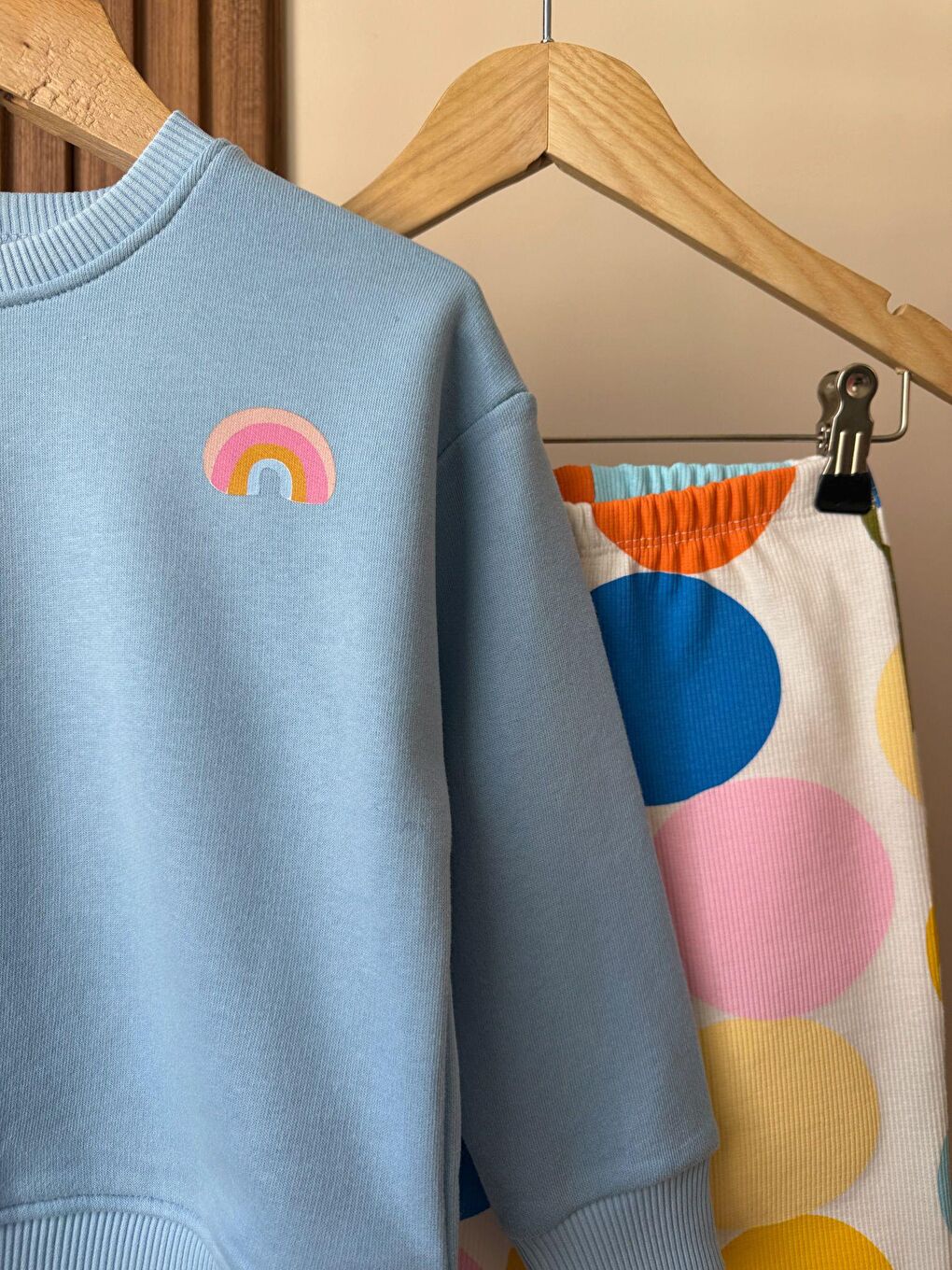 Karışık Kız Çocuk Pamuklu Mavi Sweatshirt Ve Renkli Puantiyeli Flare Pantolon Takım - Enerjik Stil-4