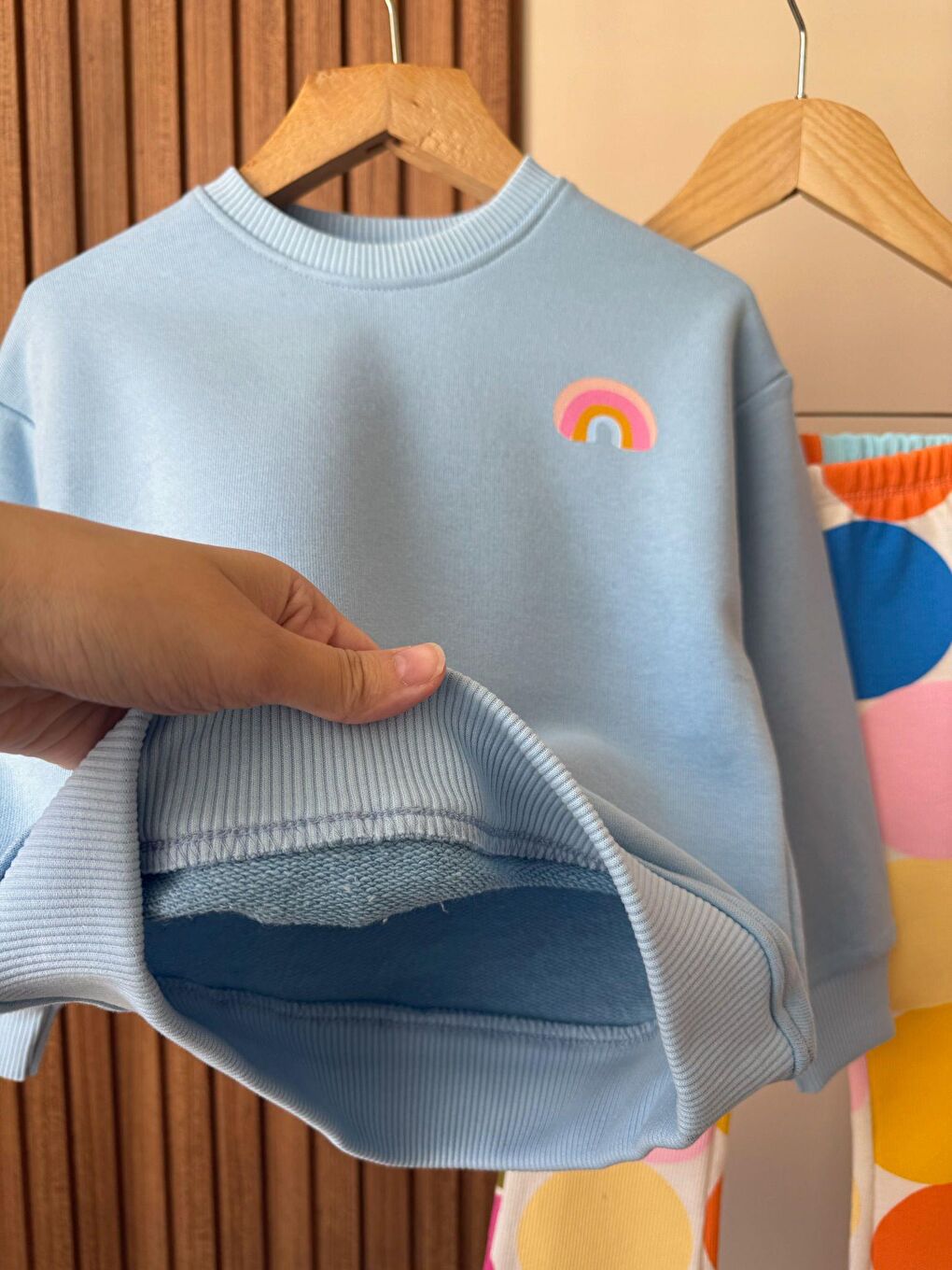 Karışık Kız Çocuk Pamuklu Mavi Sweatshirt Ve Renkli Puantiyeli Flare Pantolon Takım - Enerjik Stil-5