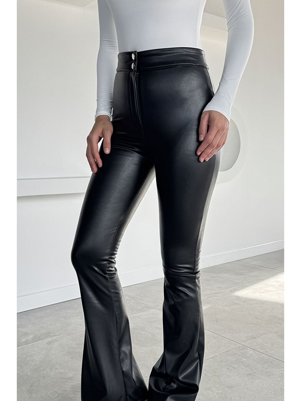 Siyah Kadın Yüksek Bel İspanyol Paça Suni Deri Tayt