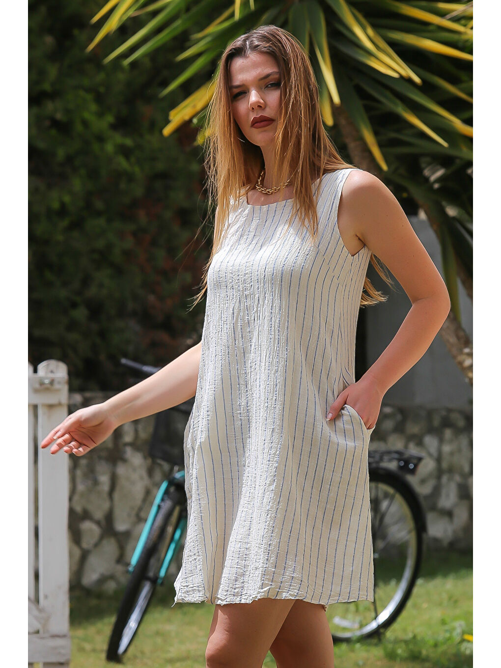 Organik Pamuk Bej-Mavi Çizgili Kayık Yaka Kolsuz Çift Cepli Dokuma Casual Elbise-6