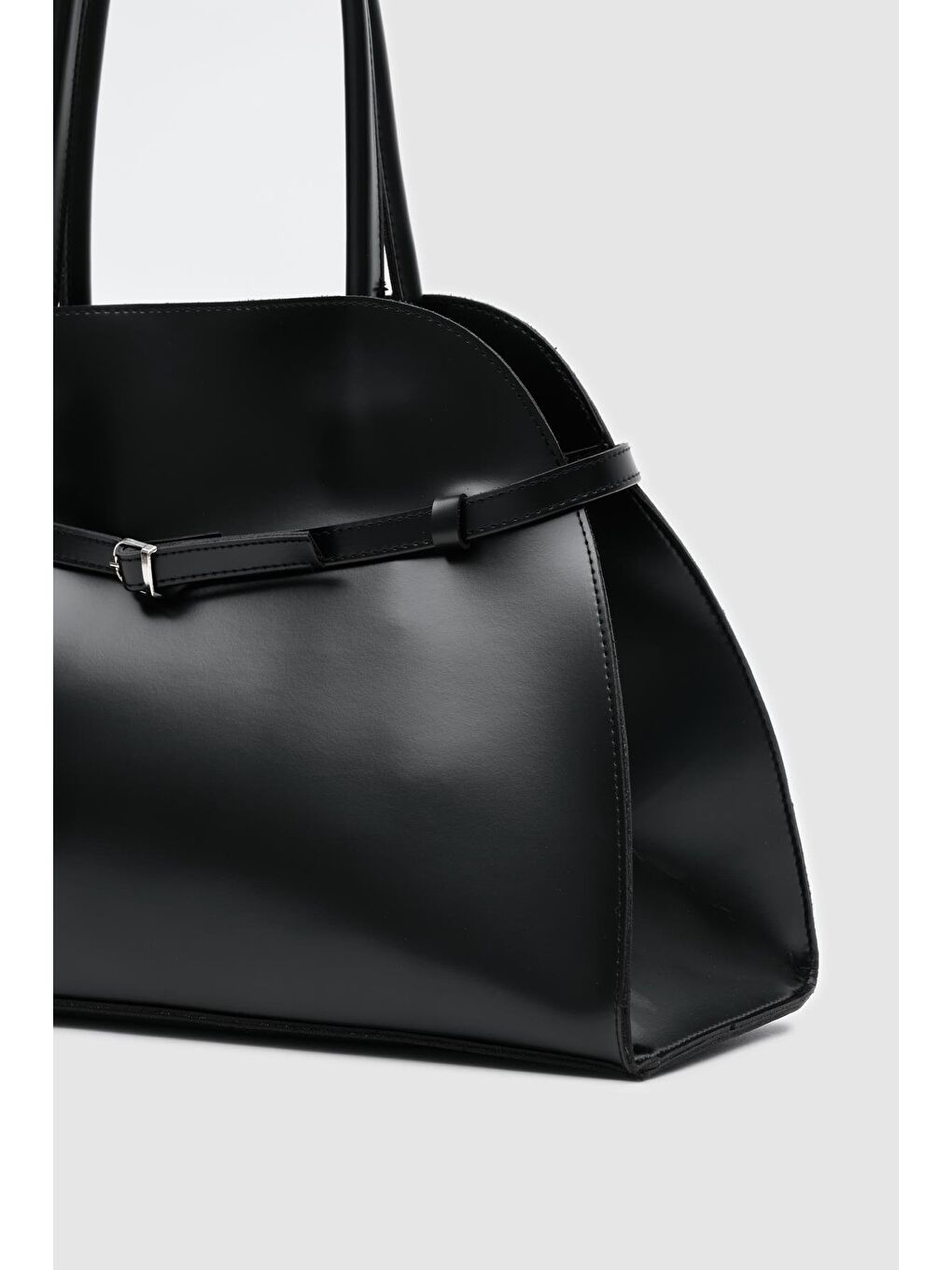 Monets Kemer Detaylı Omuz Çantası Siyah-4