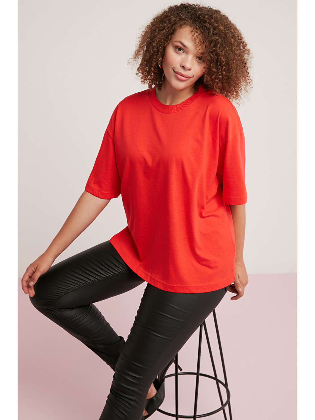 Allıson Kadın 100% Pamuk Oversize Fit Yuvarlak Yaka Yarım Kollu Basıc Kırmızı Büyük Beden T-shirt