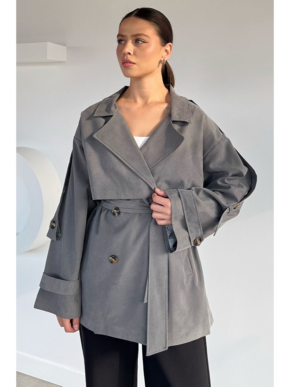 Gri Kadın Ön Düğmeli İç Astarlı Bel Kuşak Detaylı Trençkot-2